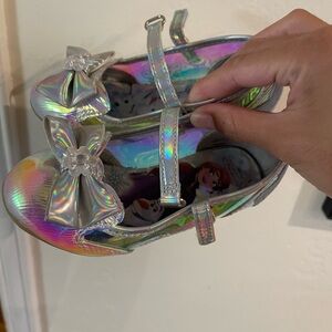 Disney frozen adorable Silver Holographic toddler Dress Shoes